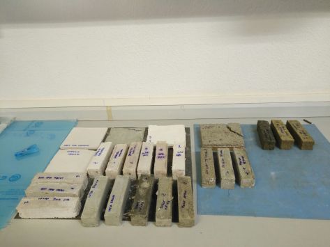 Las probetas desmoldadas a la espera de ser rotas para comprobar su resistencia.