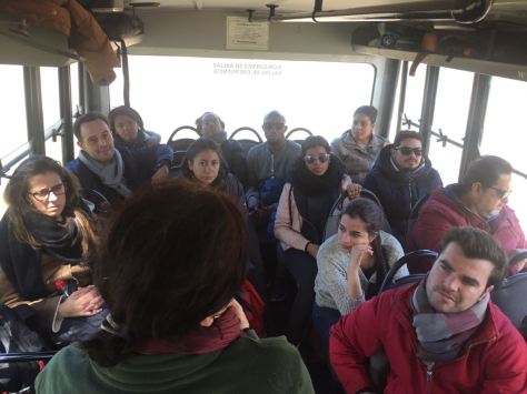 Explicaciones dentro del vehículo todoterreno por parte de la profesora Villa.