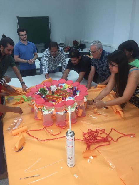 El catedrático de proyectos arquitectónicos Torres Nadal en su taller en el MCAS con los estudiantes. 06/06/17
